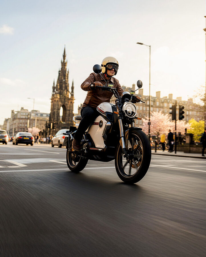 Moto électrique VMoto Super Soco en ville