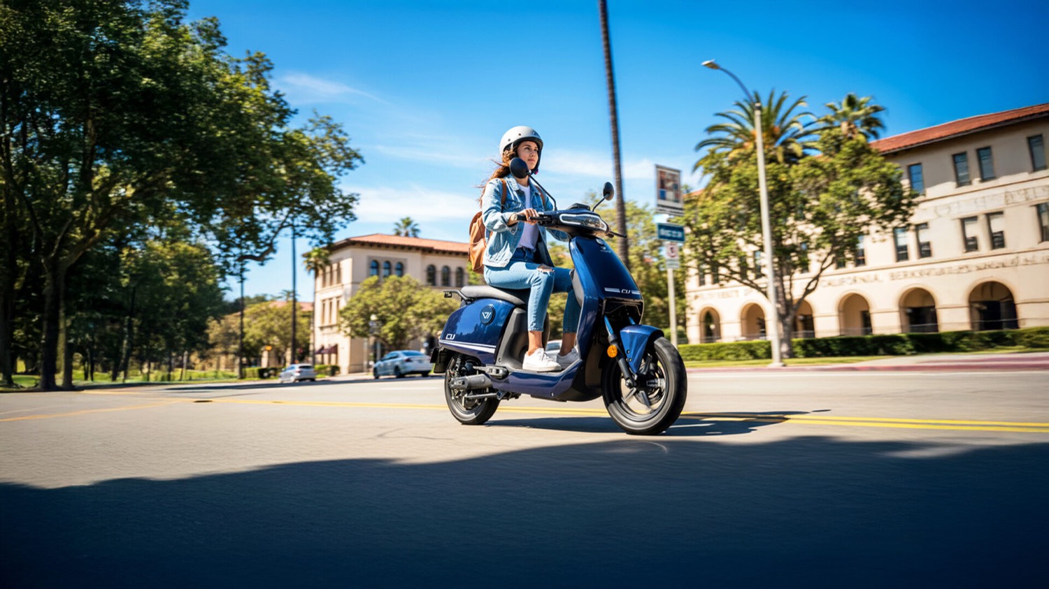 Scooter électrique dans une avenue moderne